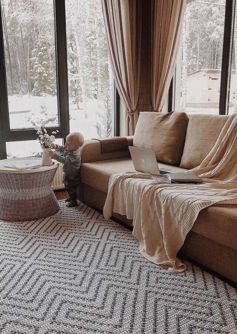 3. Decoração em tons neutros com tapete para sala de crochê – Foto: Pinterest