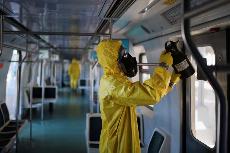 Trabalhadores desinfectam trem no Rio de Janeiro em meio à pandemia de coronavírus 
26/03/2020 
REUTERS/Lucas Landau