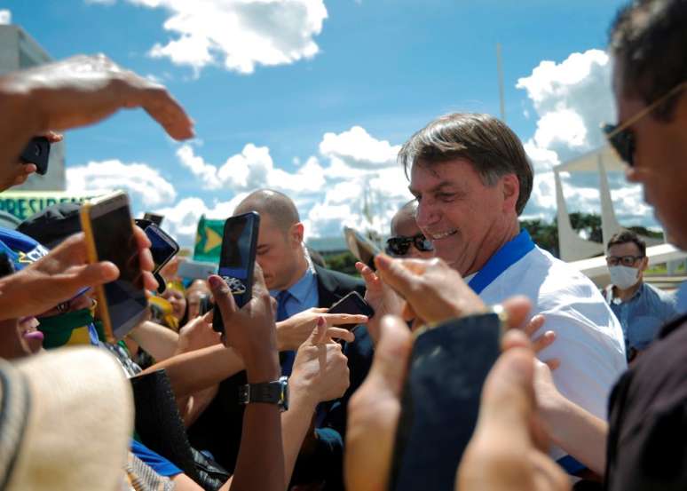 Presidente Jair Bolsonaro cumprimenta apoiadores em frente ao Palácio do Planalto durante manifestação, já em meio à epidemia do coronavírus 
15/03/2020
REUTERS/Adriano Machado