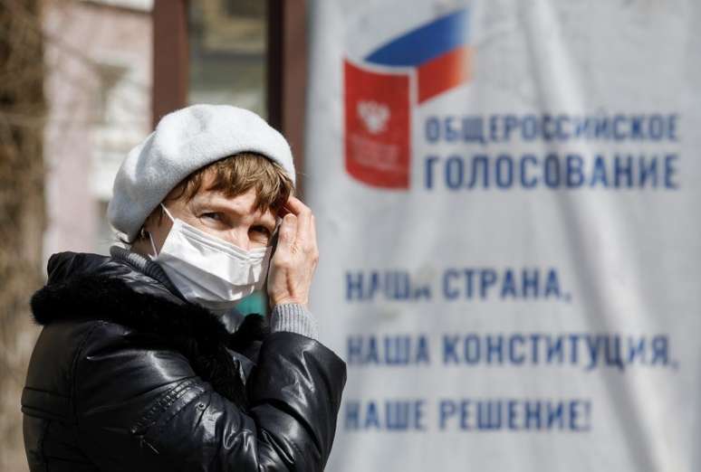 Mulher usa máscara de proteção em Stavropol, na Rússia
26/03/2020 REUTERS/Eduard Korniyenko 