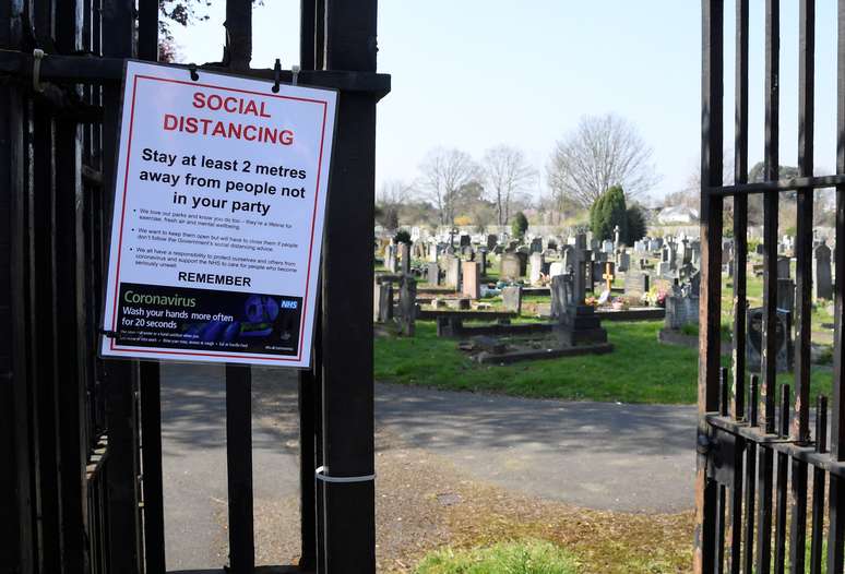 Alerta sobre distanciamento social na entrada de cemitério em Londres
27/03/2020
REUTERS/Toby Melville