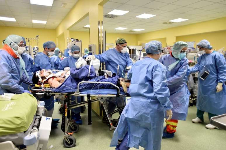 Equipe médica de hospital em Milão transportando paciente de 18 anos contaminado pelo coronavírus.
27/03/2020
REUTERS/Flavio Lo Scalzo