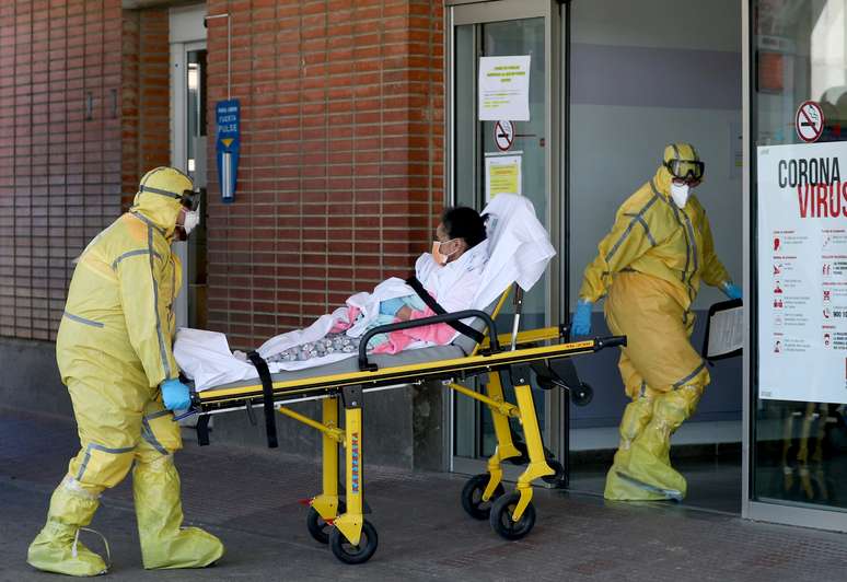 Profissionais de saúde transferem paciente de ambulância para hospital em Leganés, na Espanha
26/03/2020
REUTERS/Susana Vera