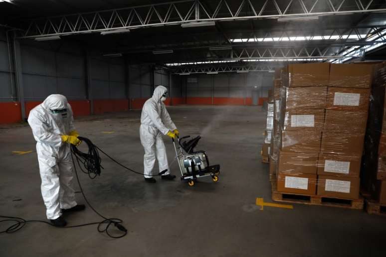 Funcionários desinfetam armazém de equipamentos médicos em Cascais, em Portugal
27/03/2020 REUTERS/Rafael Marchante 