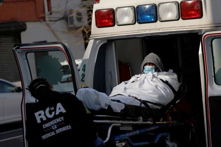 Paciente chega de ambulância ao Brooklyn Hospital Center, em Nova York (EUA) 
27/03/2020
REUTERS/Andrew Kelly