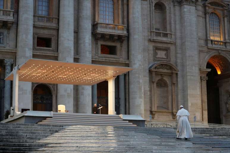 Papa chega à Praça São Pedro para cerimônia de bênção "Urbi et Orbi"  em resposta ao coronavírus no Vaticano 27/3/2020 REUTERS/Yara Nardi/Pool