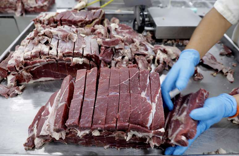 Processamento de carne bovina em frigorífico em Santana de Parnaíba (SP) 
19/12/2017
REUTERS/Paulo Whitaker/File Photo