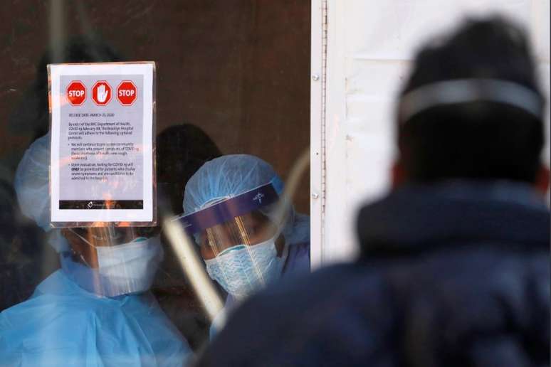 Trabalhadores com equipamento de proteção contra o coronavírus no Brooklyn Hospital Center, em Nova York (EUA) 
27/03/2020
REUTERS/Andrew Kelly