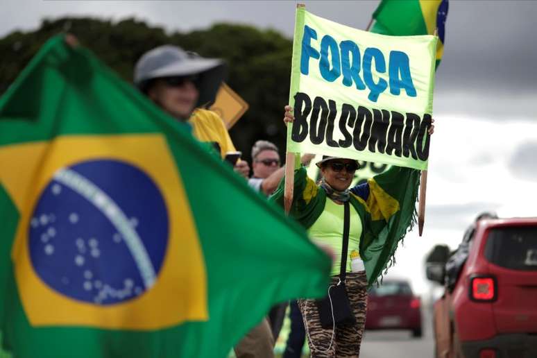 Pessoas protestam em Brasília contra isolamento social por coronavírus e, após falas do presidente Jair Bolsonaro, pedem que restrições sejam afrouxadas 
27/03/2020
REUTERS/Ueslei Marcelino