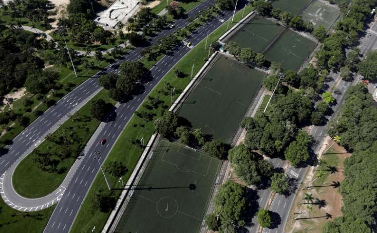 Avenidas e campos de futebol vazios no Aterro do Flamengo, no Rio de Janeiro
26/03/2020
REUTERS/Ricardo Moraes