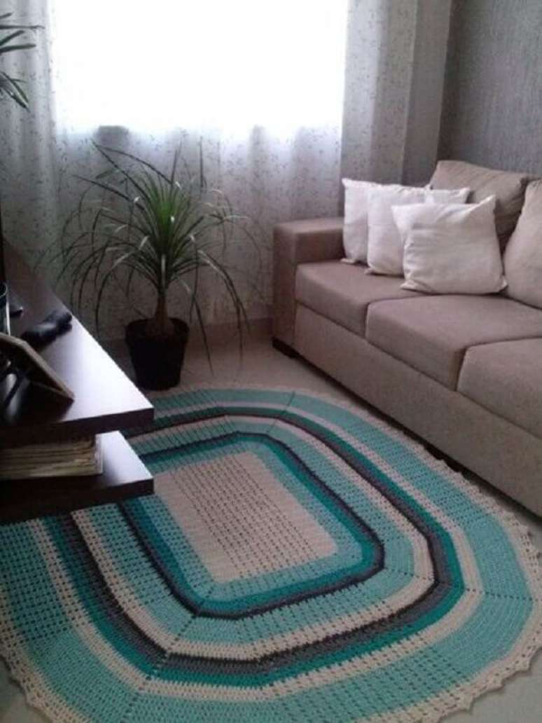 32. Decoração simples com tapete para sala de crochê colorido – Foto: Pinterest