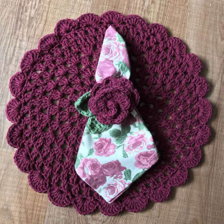 67. Guardanapo de croch&ecirc; combinando com sousplat &ndash; Via: Pinterest