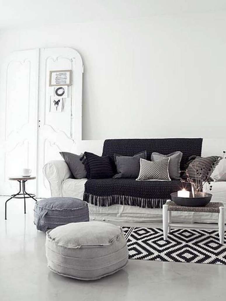 47. Tapete de crochê para sala decorada em branco e preto – Foto: Muito Chique