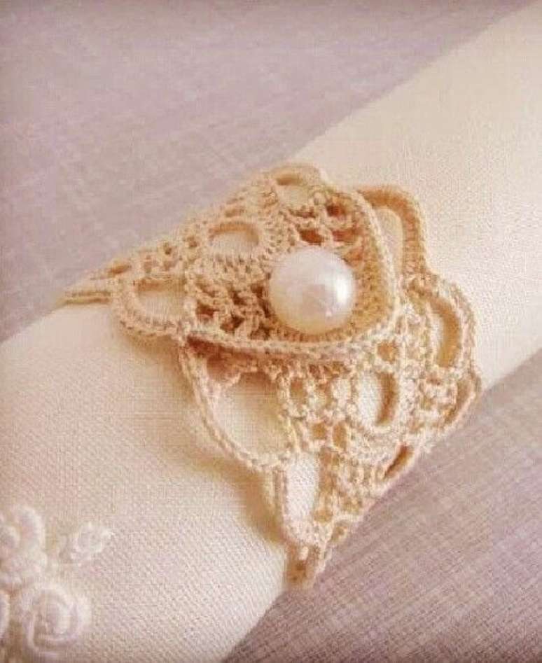 55. Porta guardanapo de croch&ecirc; bege com p&eacute;rola &ndash; Via: Pinterest