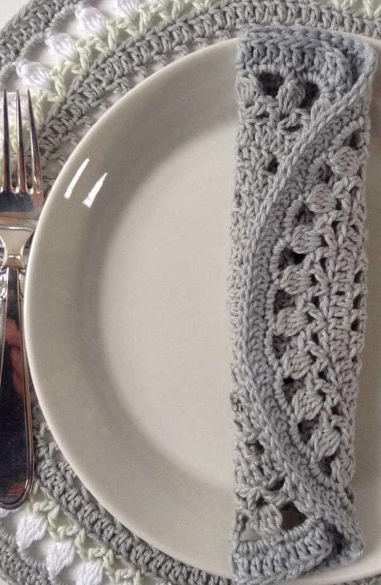 27. Kit de guardanapo de croch&ecirc; cinza &ndash; Via: Pinterest