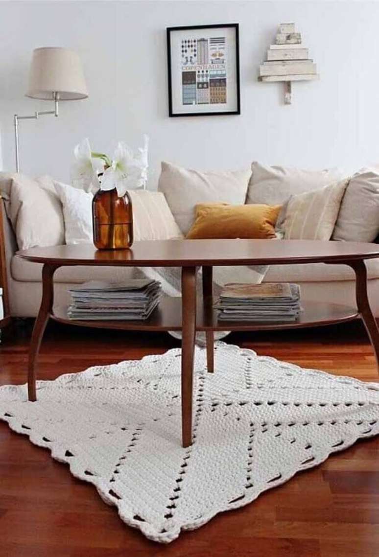 33. Modelo de tapete de crochê quadrado para sala decorada com mesa de centro de madeira e sofá bege – Foto: Ideias Decor