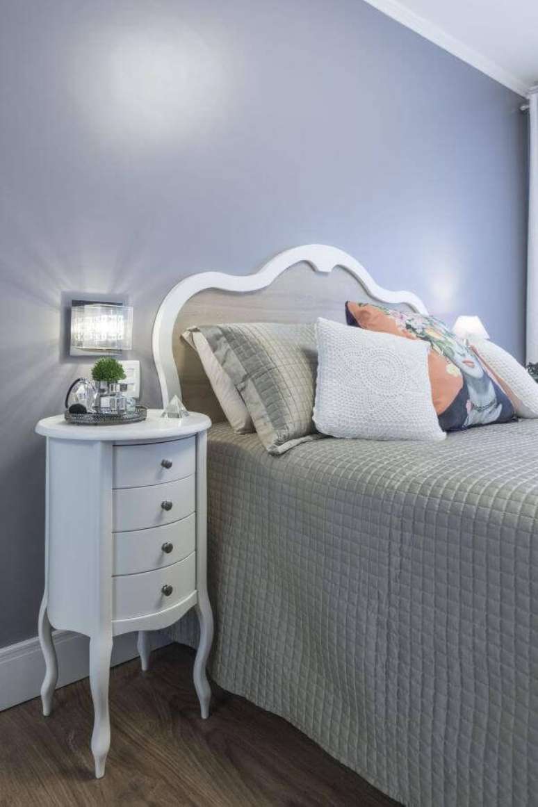 43. Dormit&oacute;rio estiloso com criado mudo redondo retr&ocirc;. Projeto por Modi Arquitetura Interiores