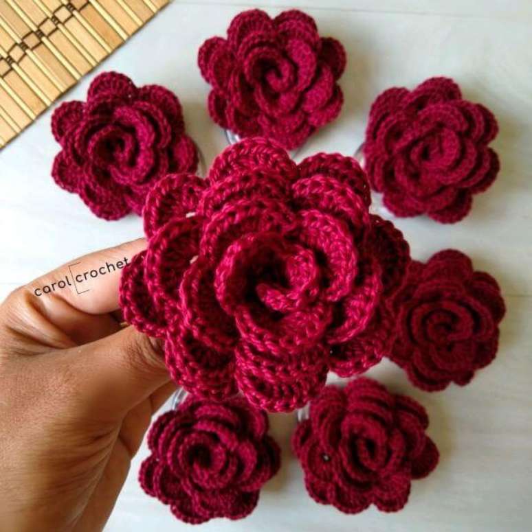 63. Porta guardanapo de flor de croch&ecirc; &ndash; Via: Pinterest