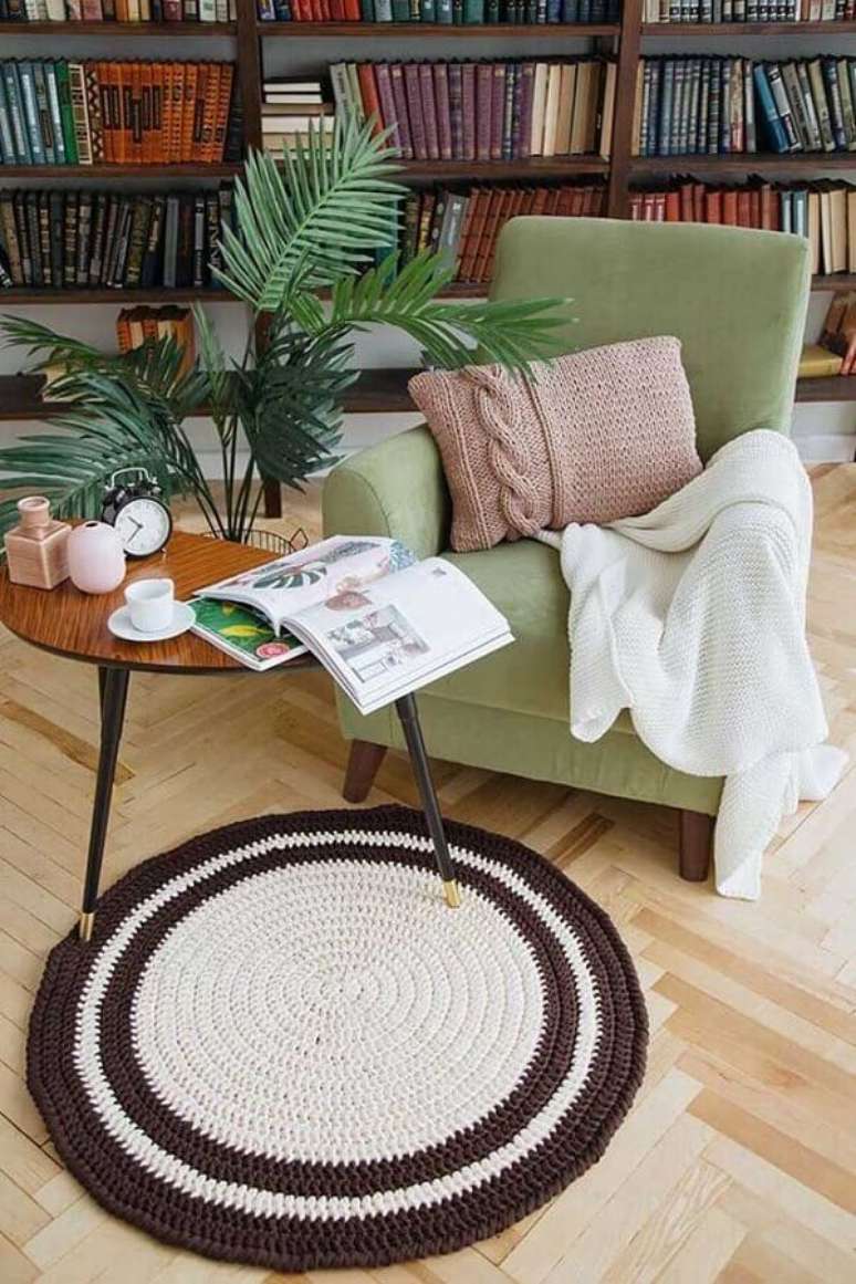 36. Decoração com modelo pequeno de tapete de crochê redondo para sala com cantinho de leitura – Foto: Ideias Decor