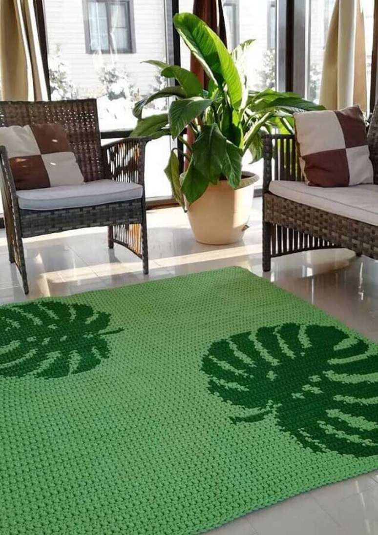 59. Decoração com tapete para sala de crochê verde com desenhos de folhas de costelas de Adão – Foto: Muito Chique