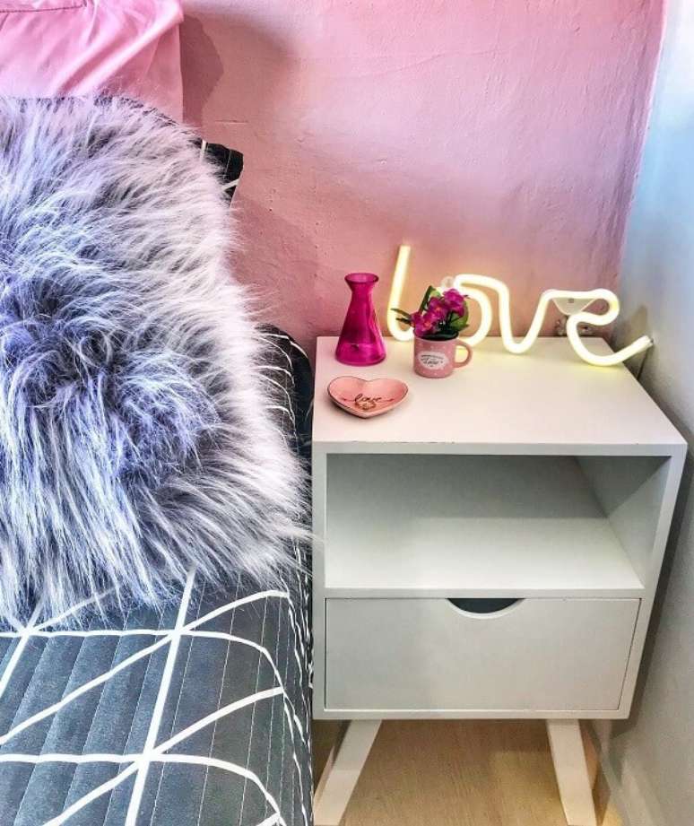 91. O criado branco &eacute; o modelo mais comum no mercado. Fonte: Amor de Casinha