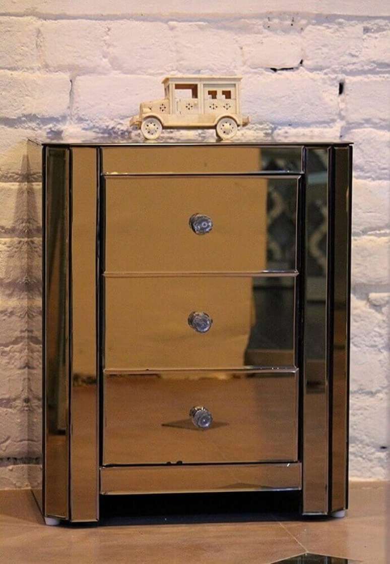 24. Modelo de criado mudo espelhado tr&ecirc;s gavetas. Fonte: Pinterest