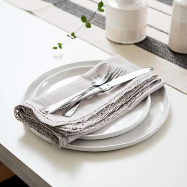 15. Organize sua mesa posta com o guardanapo de croch&ecirc; &ndash; Via: Pinterest