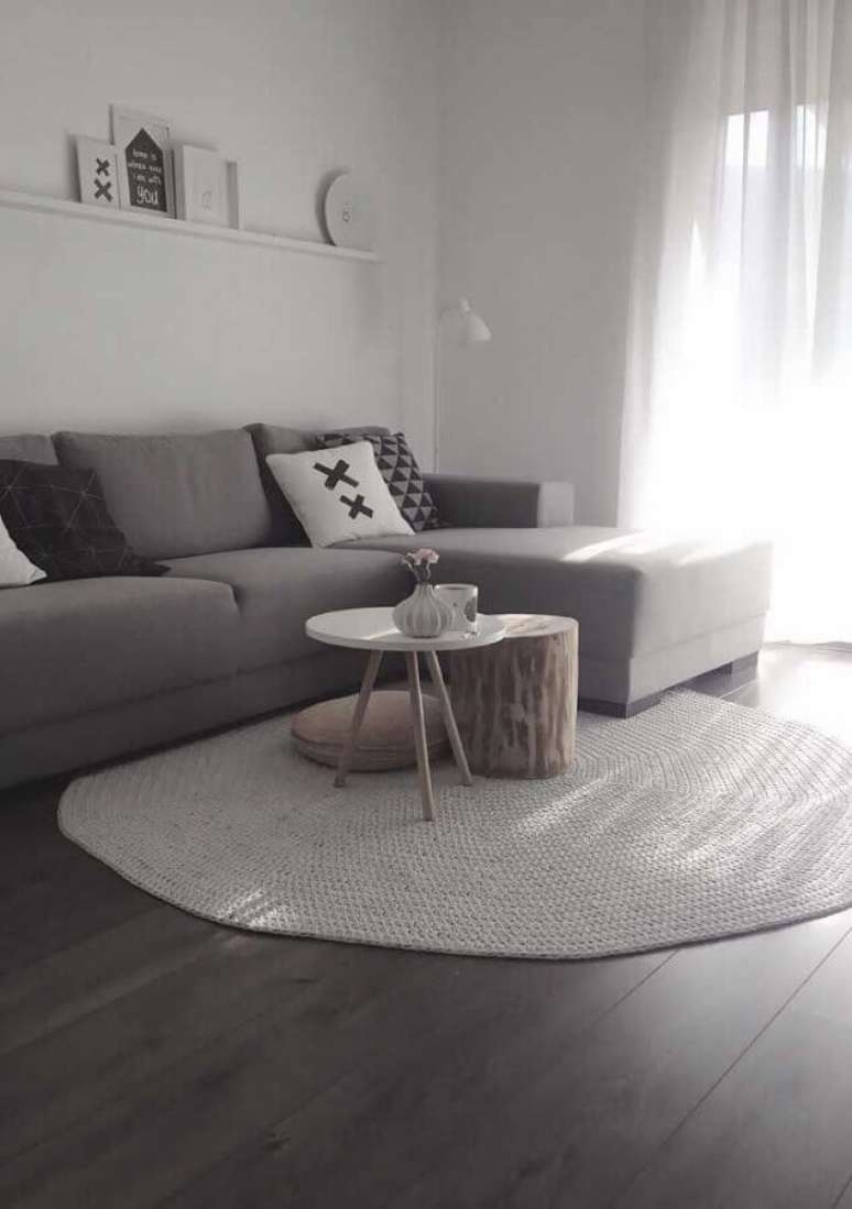58. Decoração clean com tapete de crochê para sala cinza e branca – Foto: Pinterest