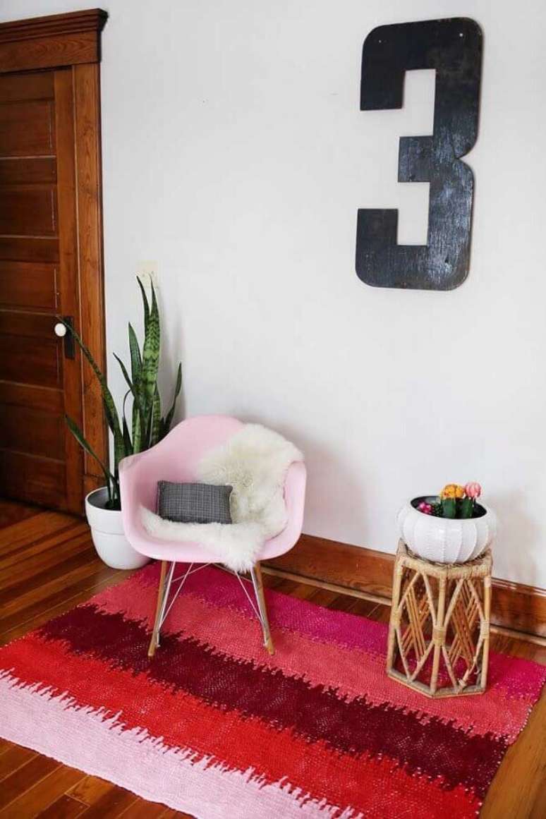 40. Decoração colorida com cadeira eames de balanço e tapete de crochê para porta da sala – Foto: Deavita