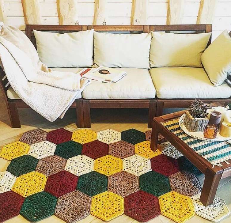 57. Toques de cor com tapete de crochê para sala com sofá de madeira – Foto: Belkin Home