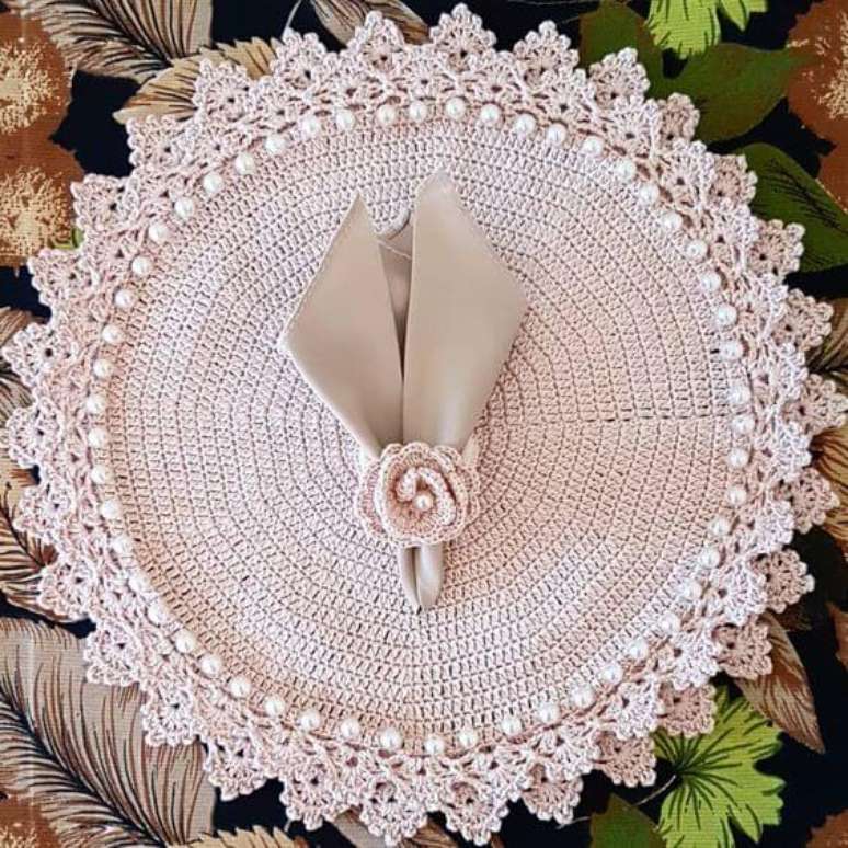 35. Guardanapo de croch&ecirc; com sousplat combinando &ndash; Via: Pinterest