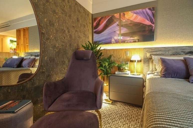 23. Ilumina&ccedil;&atilde;o especial, vasos com plantas e criado mudo moderno para o quarto. Projeto por Grazi Costantino