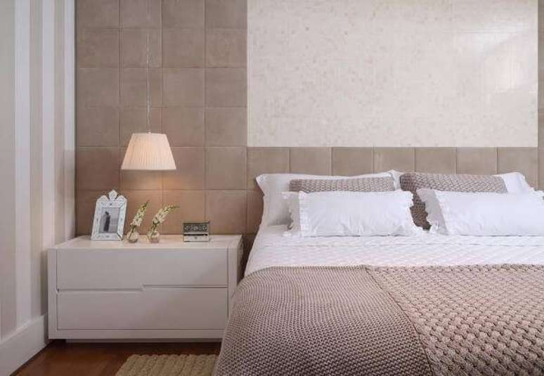 45. Quarto de casal com pendente delicado e criado mudo branco. Projeto por Vivian Coser