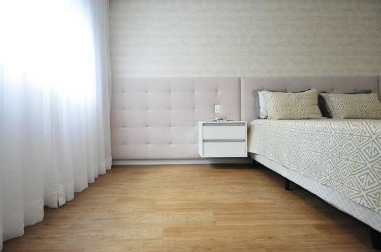 54. Cabeceira estofada e criado branco para a decora&ccedil;&atilde;o do quarto. Fonte: Condecorar Arquitetura e Interiores