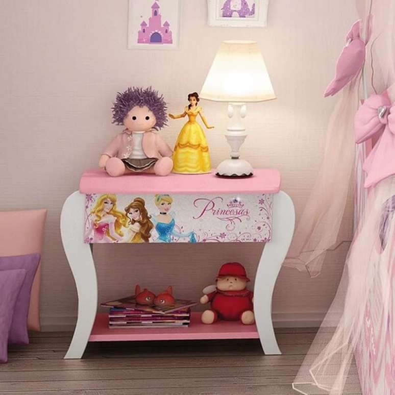 31. Modelo de criado mudo infantil com desenho das princesas. Fonte: ShopF&aacute;cil