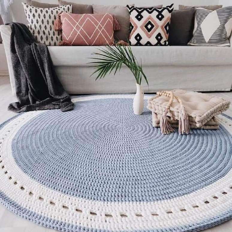 73. Delicado modelo de tapete de crochê para sala cinza e branco redondo – Foto: Pinterest