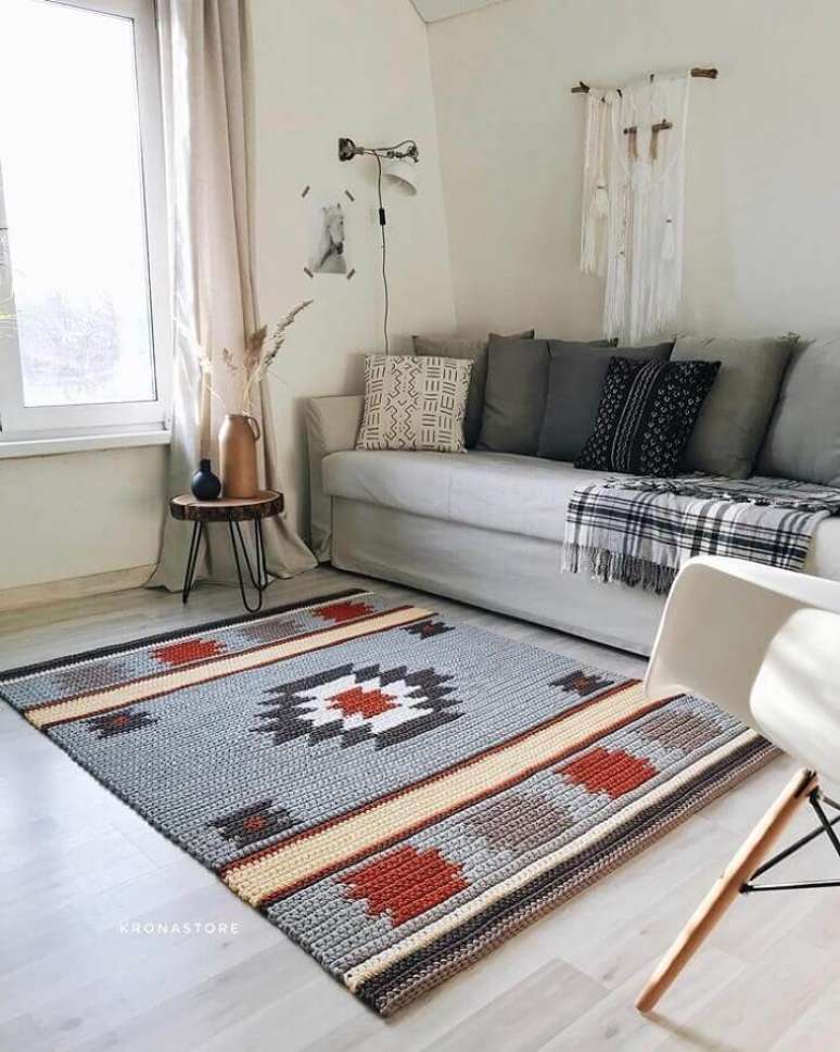 44. Alguns modelos de tapete para sala de crochê podem se tornar o grande destaque decorativo do ambiente – Foto: Krona Store