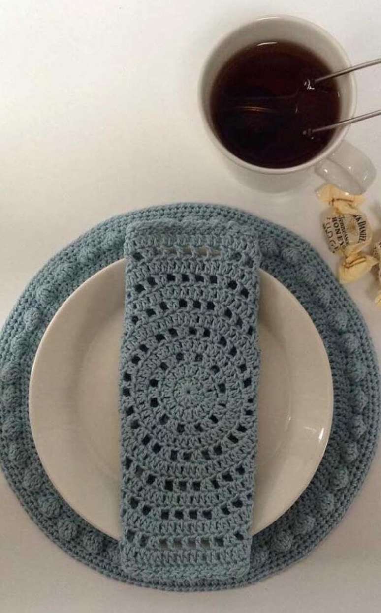 19. Guardanapo de croch&ecirc; azul para mesa posta &ndash; Via: Pinterest