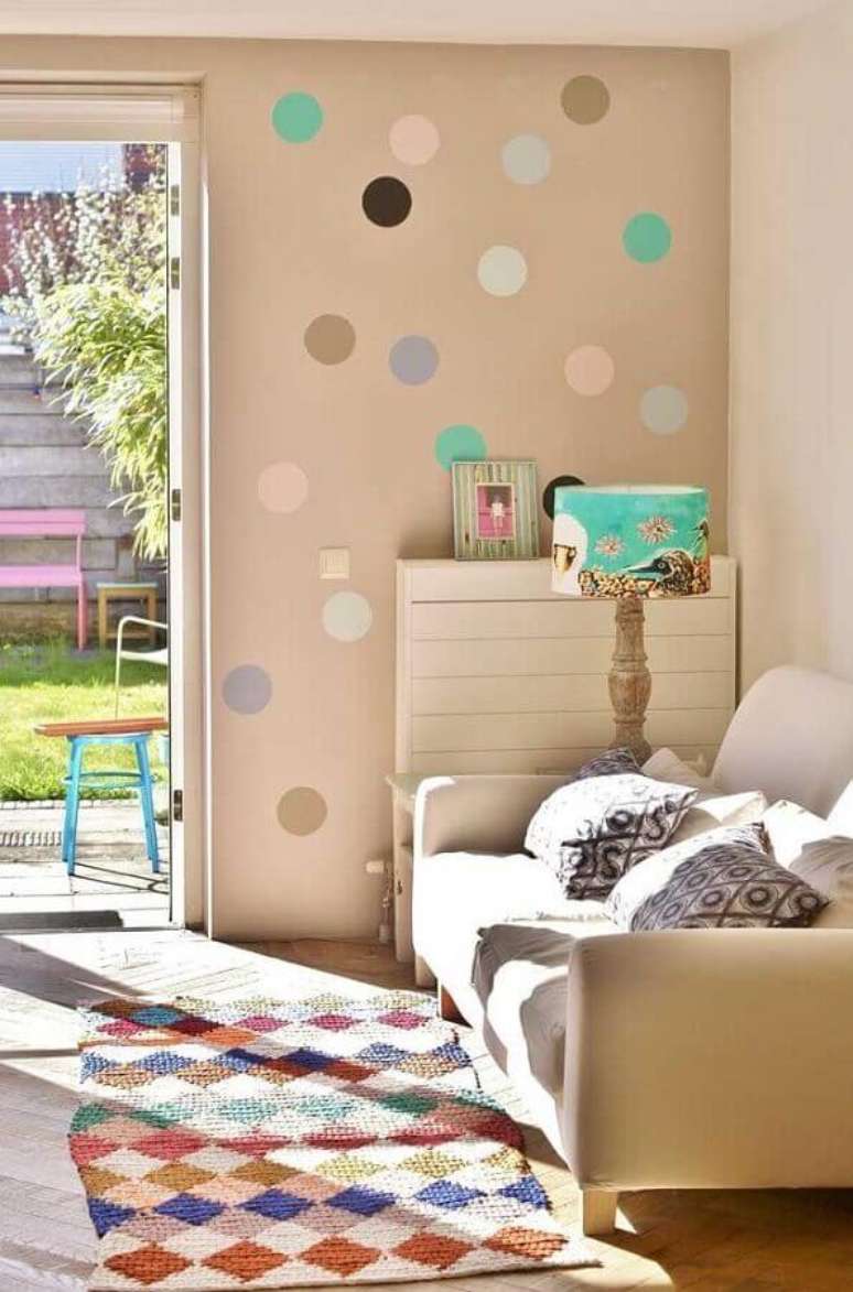 38. Decoração com detalhes colorido e tapete de crochê retangular para sala simples – Foto: Deavita