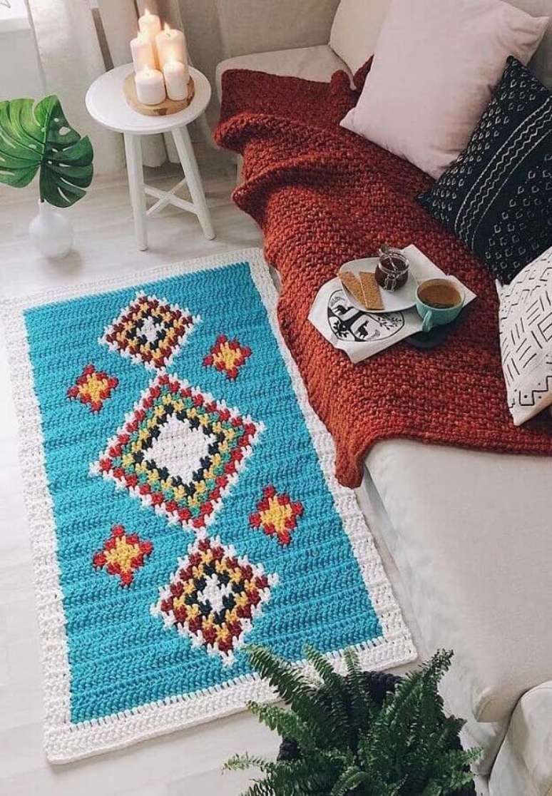 31. Modelo simples de tapete de croch&ecirc; para sala decorada com manta para sof&aacute; e mesa lateral redonda &ndash; Foto: Deavita