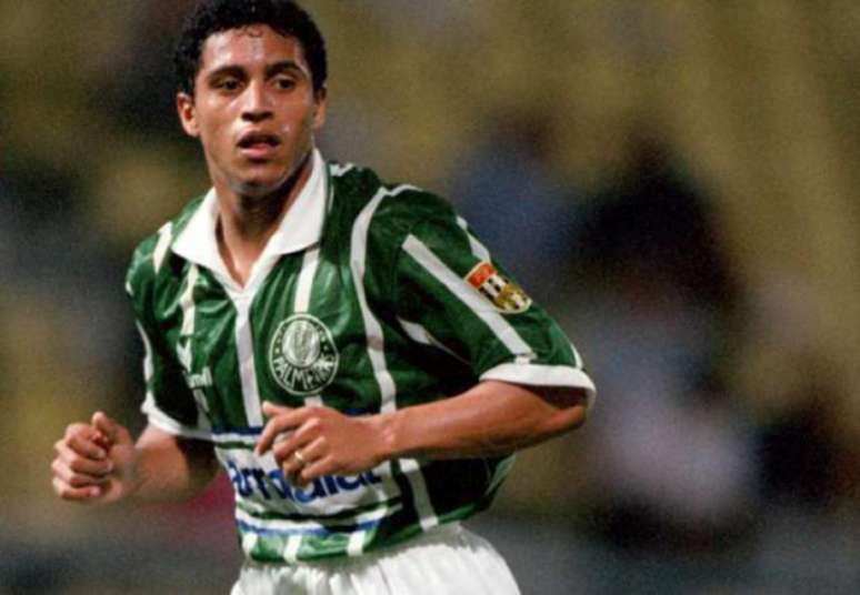 Roberto Carlos vestiu a camisa do Palmeiras entre 1993 a 1995 (Foto: Arquivo Lance!)