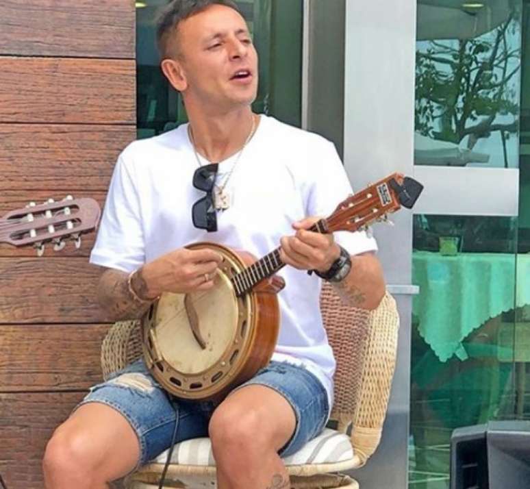 Rafinha toca banjo: lateral sempre aparece nas redes sociais agitando um samba (Foto: Reprodução / Instagram)