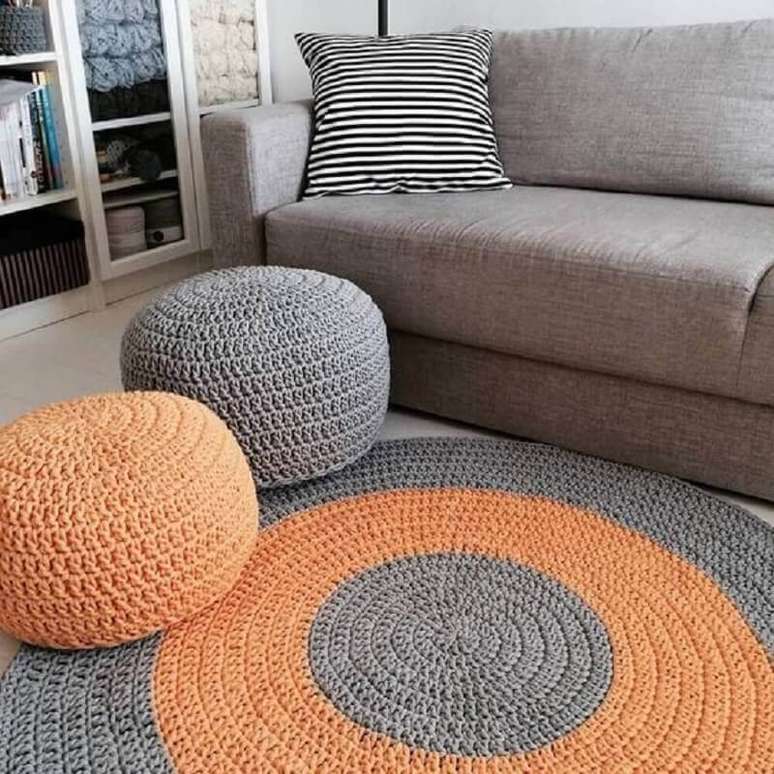 72. Decoração com tapete de crochê para sala com listras cinza e laranja – Foto: Pinterest