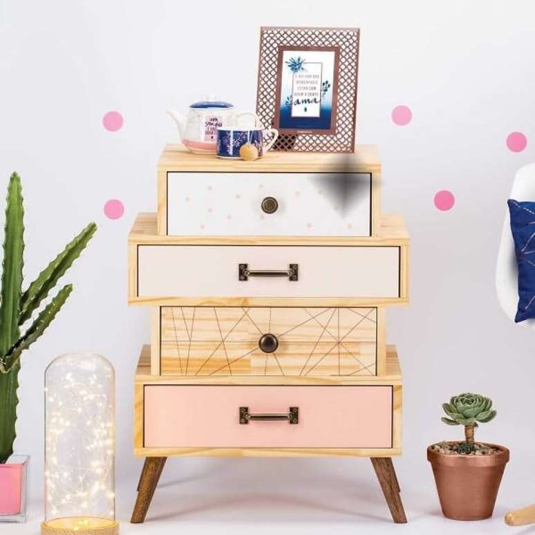 89. Criado mudo criativo com v&aacute;rias gavetas. Fonte: Pinterest