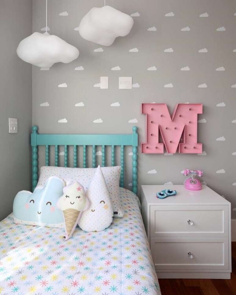 32. Complemente a decora&ccedil;&atilde;o do quarto infantil com criado mudo branco. Fonte: Pinterest