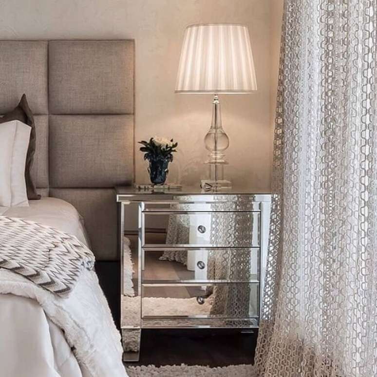 71. O m&oacute;vel espelhado complementa a decora&ccedil;&atilde;o do quarto. Fonte: Pinterest
