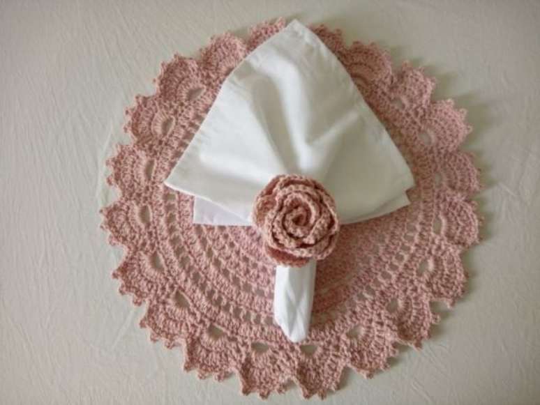 60. Porta guardanapo de croch&ecirc; com flor &ndash; Via: Pinterest