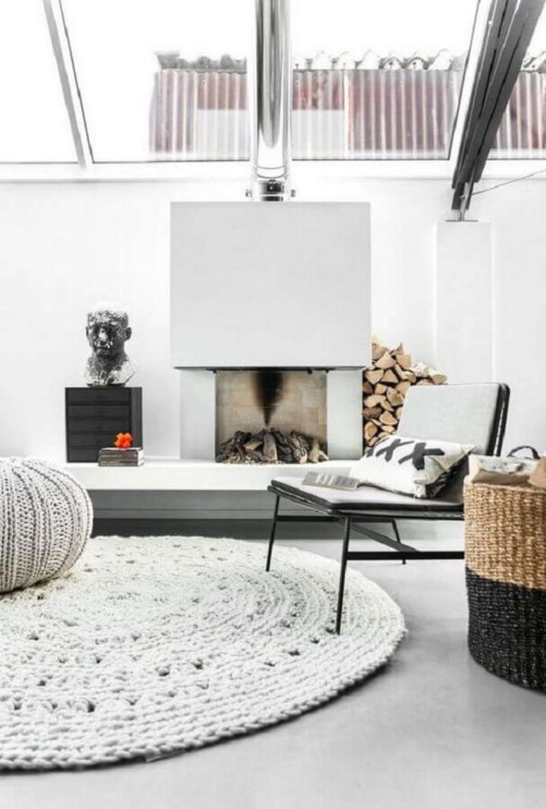 21. Decoração minimalista com tapete de crochê para sala com lareira – Foto: Deavita