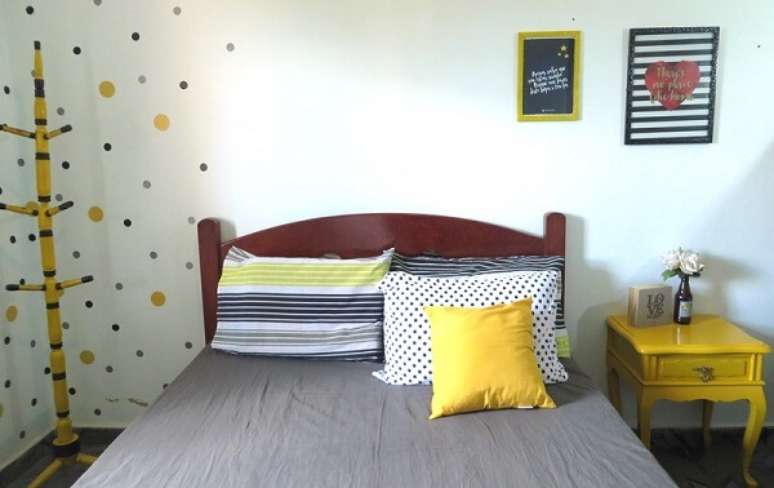 83. Criado mudo amarelo retr&ocirc;. Fonte: Blah! Blog