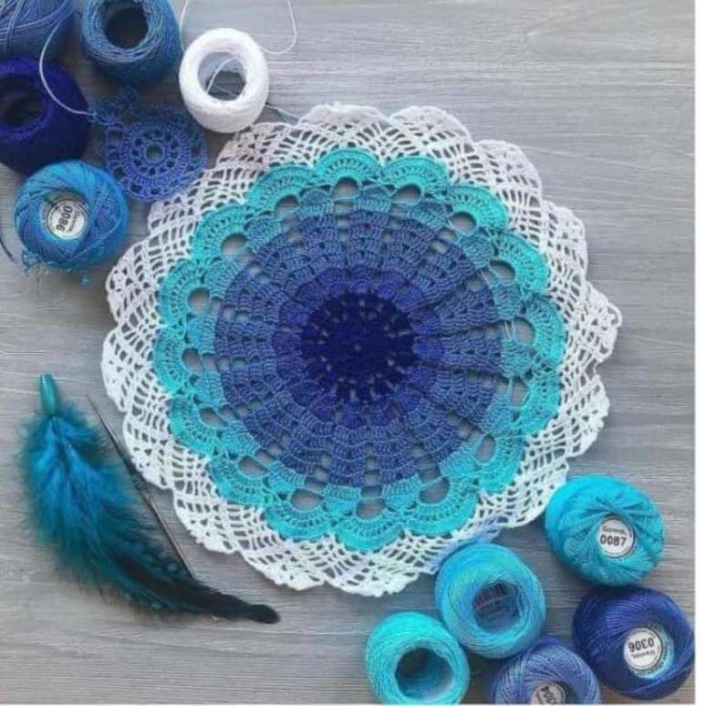 51. Guardanapos de croch&ecirc; para estante azul e branco &ndash; Via: Pinterest